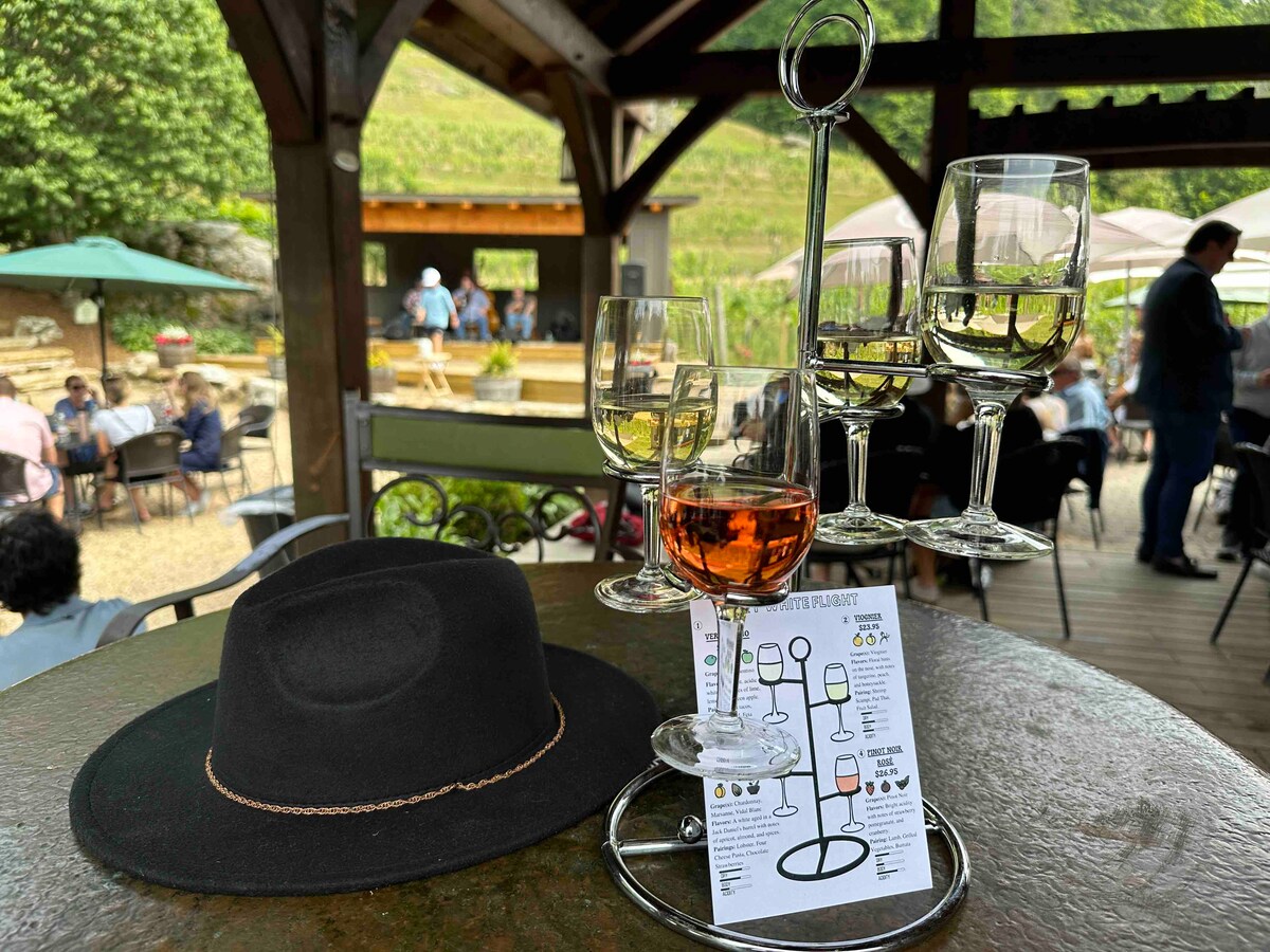 Grandfather Vineyard  is just a short 10 minute drive. Summer months bring live music on the weekends upscale food trucks and lasting memories. Suite Escape@Snowlake   3-30 NTS | WALK to Lifts