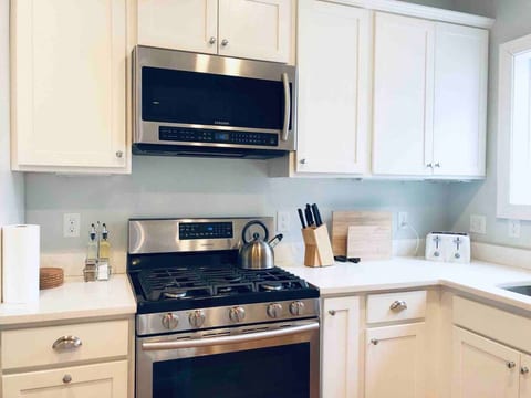 Luxurious House-Harvard/PorterT 5BR/4Bath, Parking