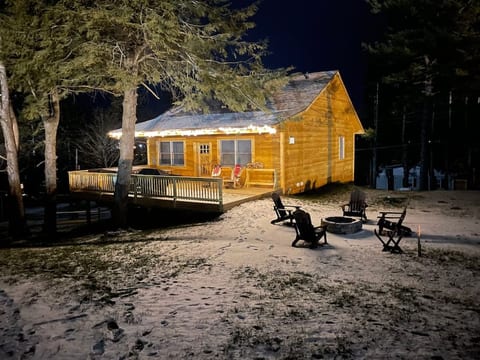 Winter looks good at Slippery Slope Cabin!  Some snow, a huge hot tub and a fire pit!  Inside you can get cozy by the fireplace and have a mug of your favorite warm beverage.