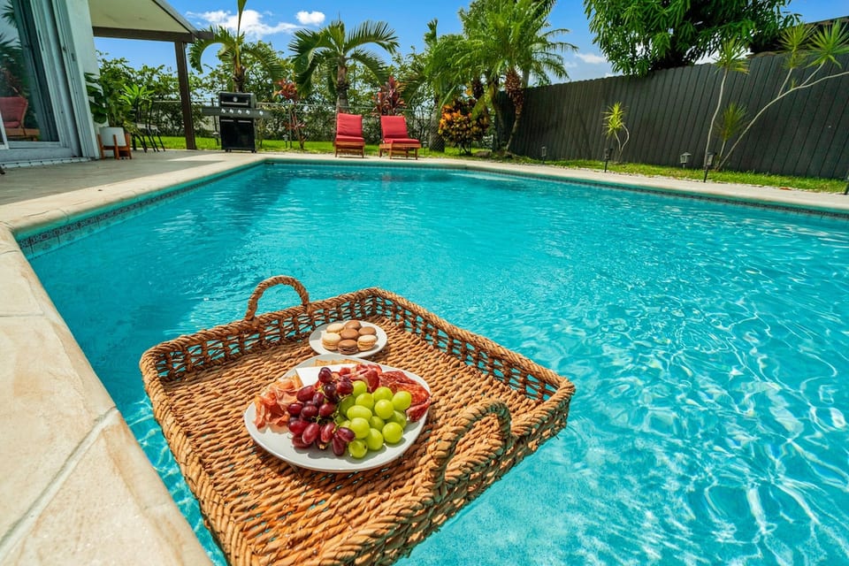 Welcome to Aqua Retreat! Enjoy your own private heated pool and hot tub in the Fort Lauderdale area.
