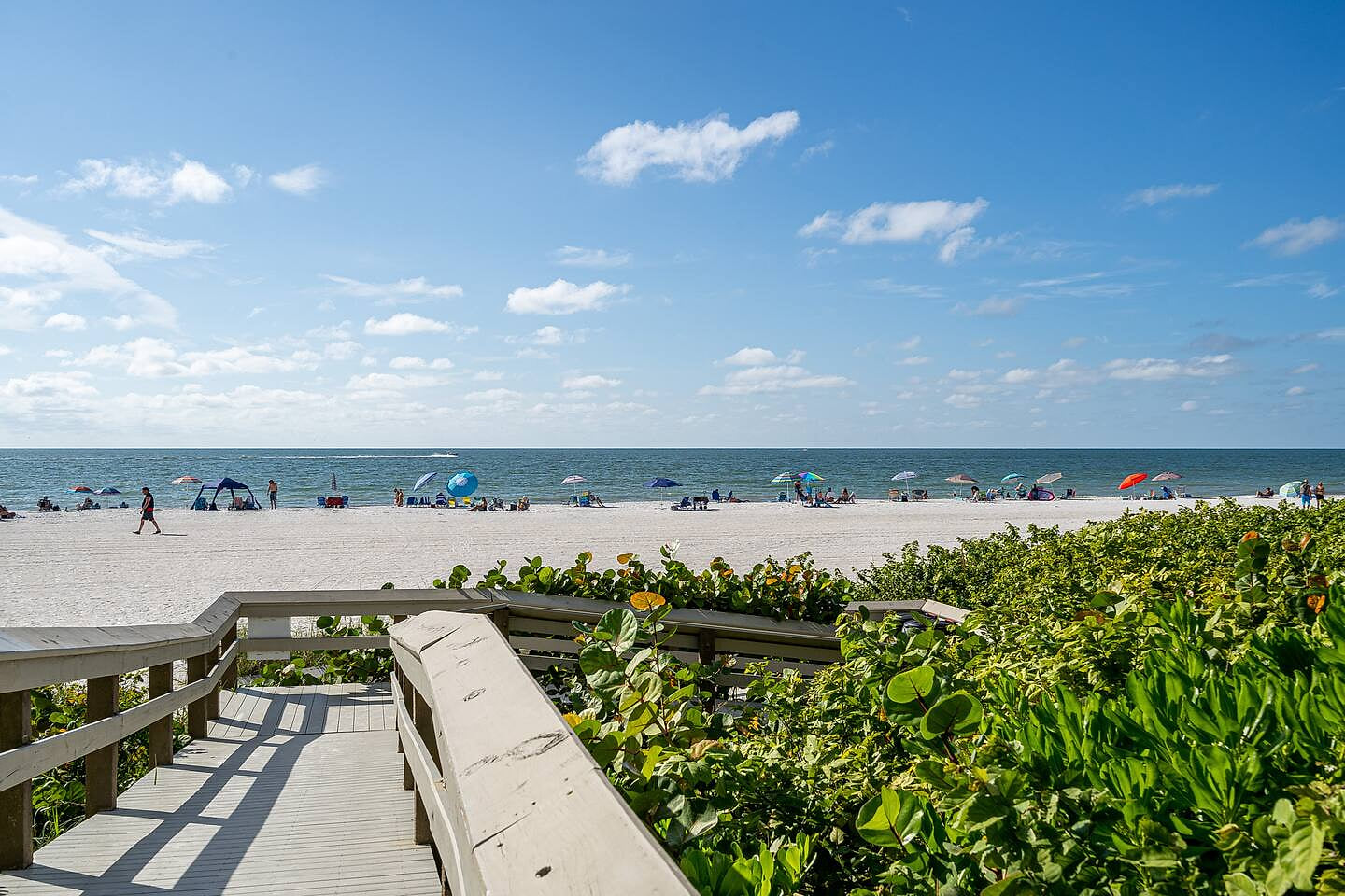 Few Steps to the beach!