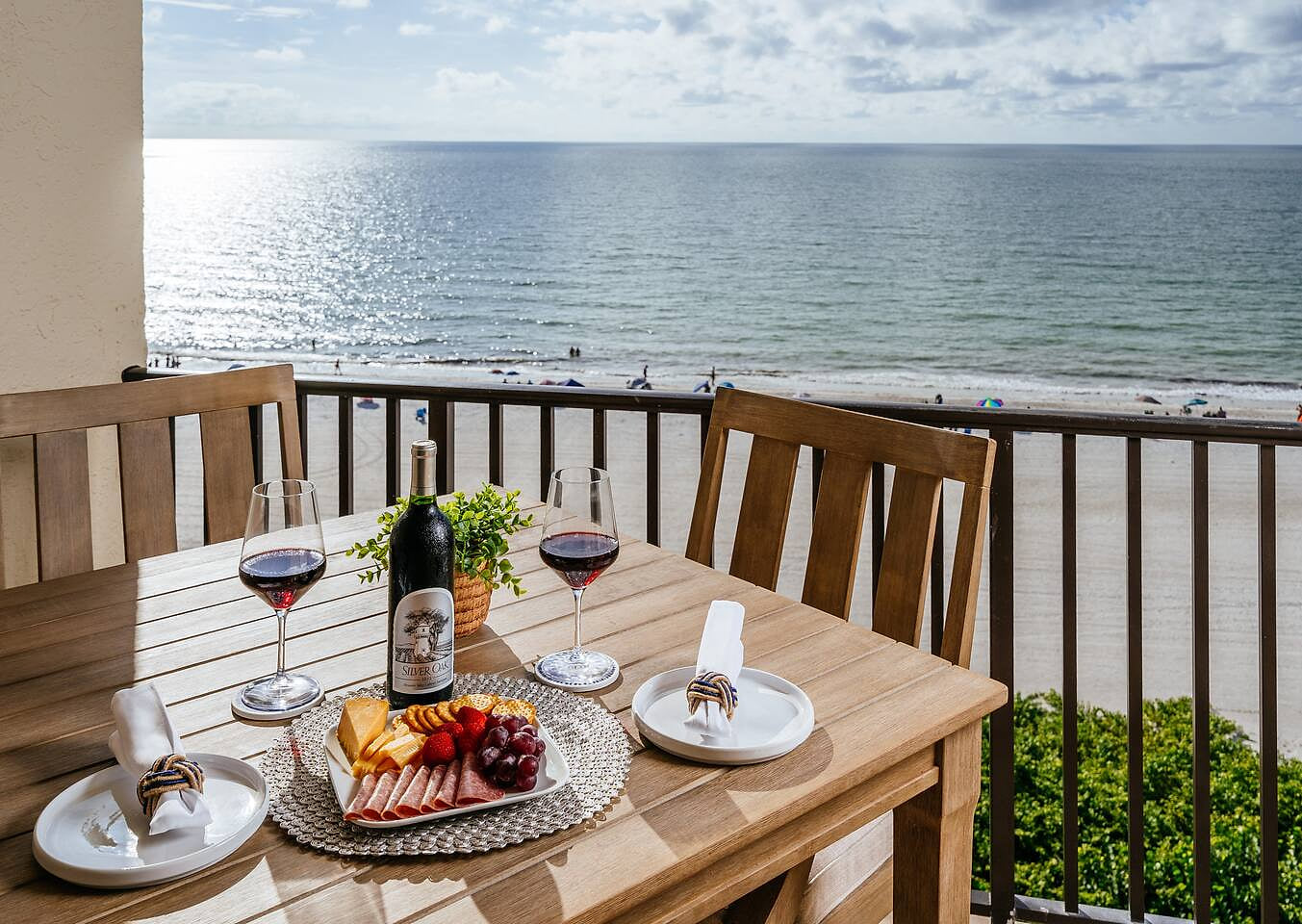 Enjoy meals or snacks listening to the waves!