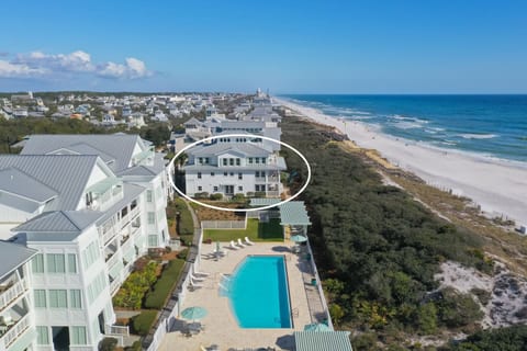 Bungalow proximity to pool and 2 minutes to the beach