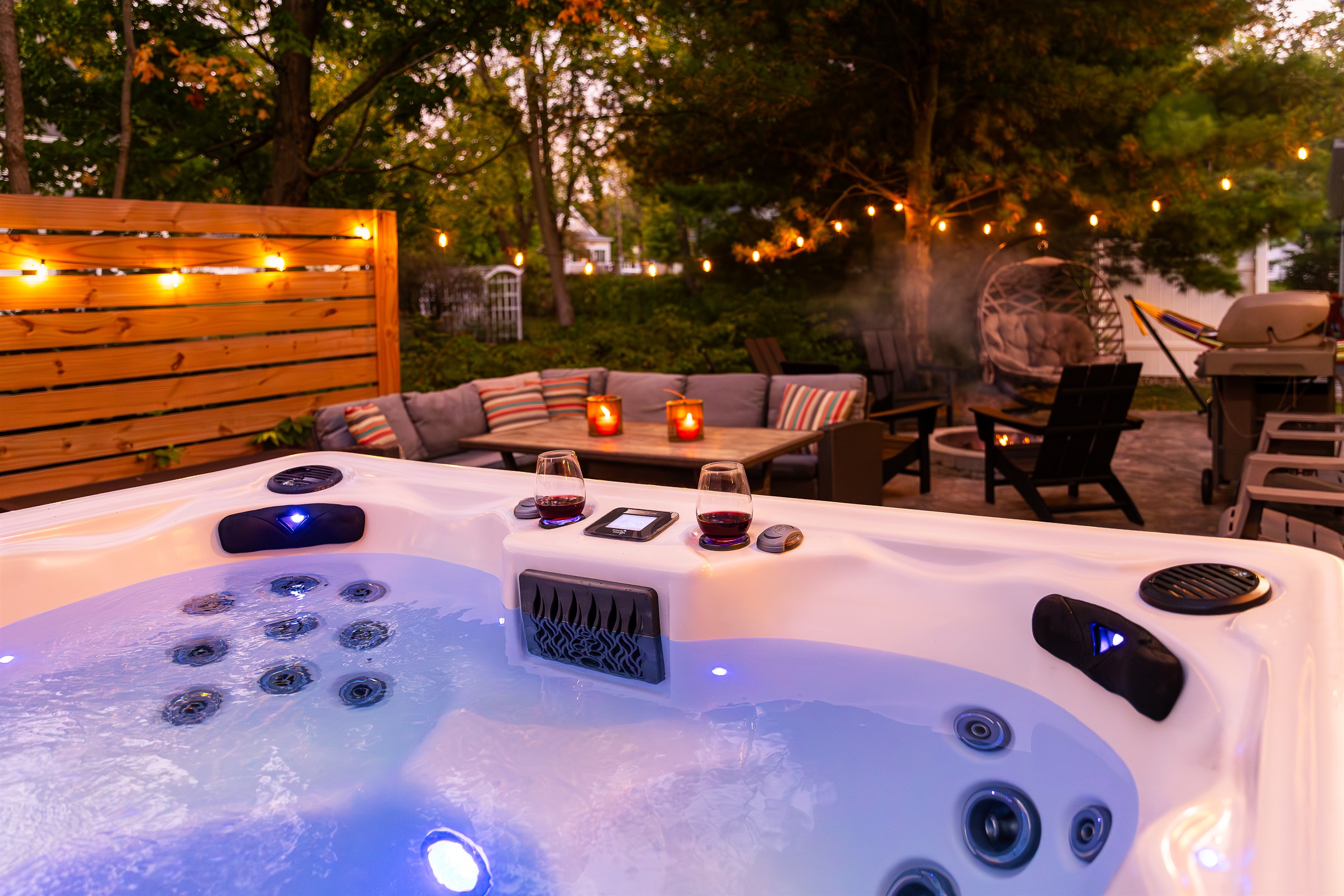 Relax in the hot tub and build a fire! Lounge in the swing or hammock, or grill up dinner!