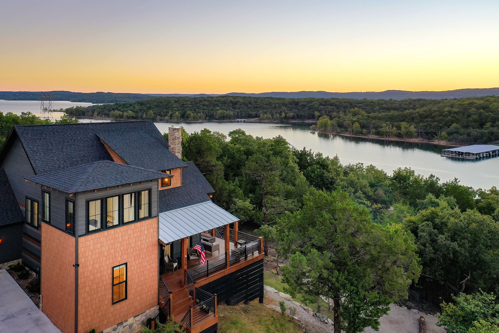 Luxury Table Rock Lake Chalet with stunning finishes and a deck you dream about Table Rock | MajesticRetreat | HotTub | 3 Ensuite
