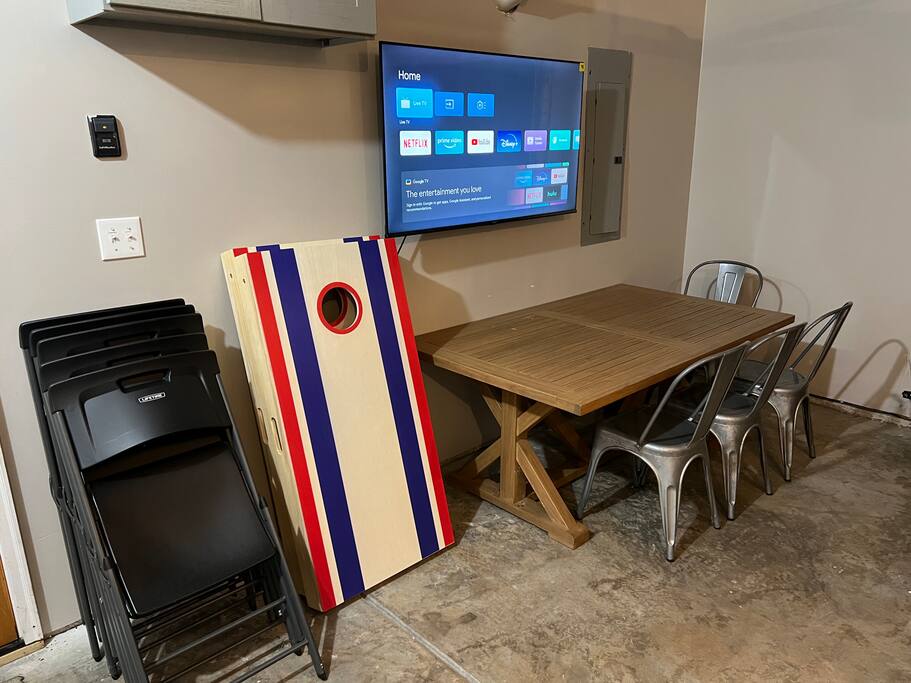 Attached Garage | Game Room Walk2TRLake | MajesticRetreat | HotTub | 3 EnSuite