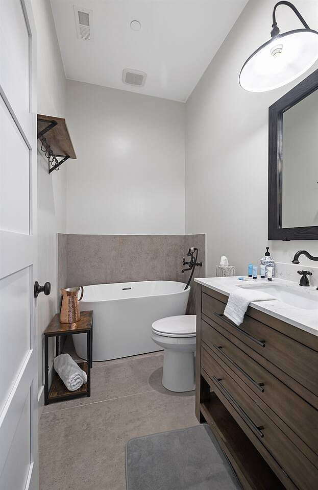 Full Bath outside Bedroom 4 | Soaking Tub