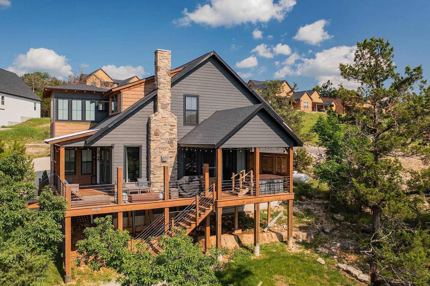 Relaxing Getaway nestled in the hillside of Table Rock Lake Holidays | MajesticRetreat | HotTub | 3 Ensuite