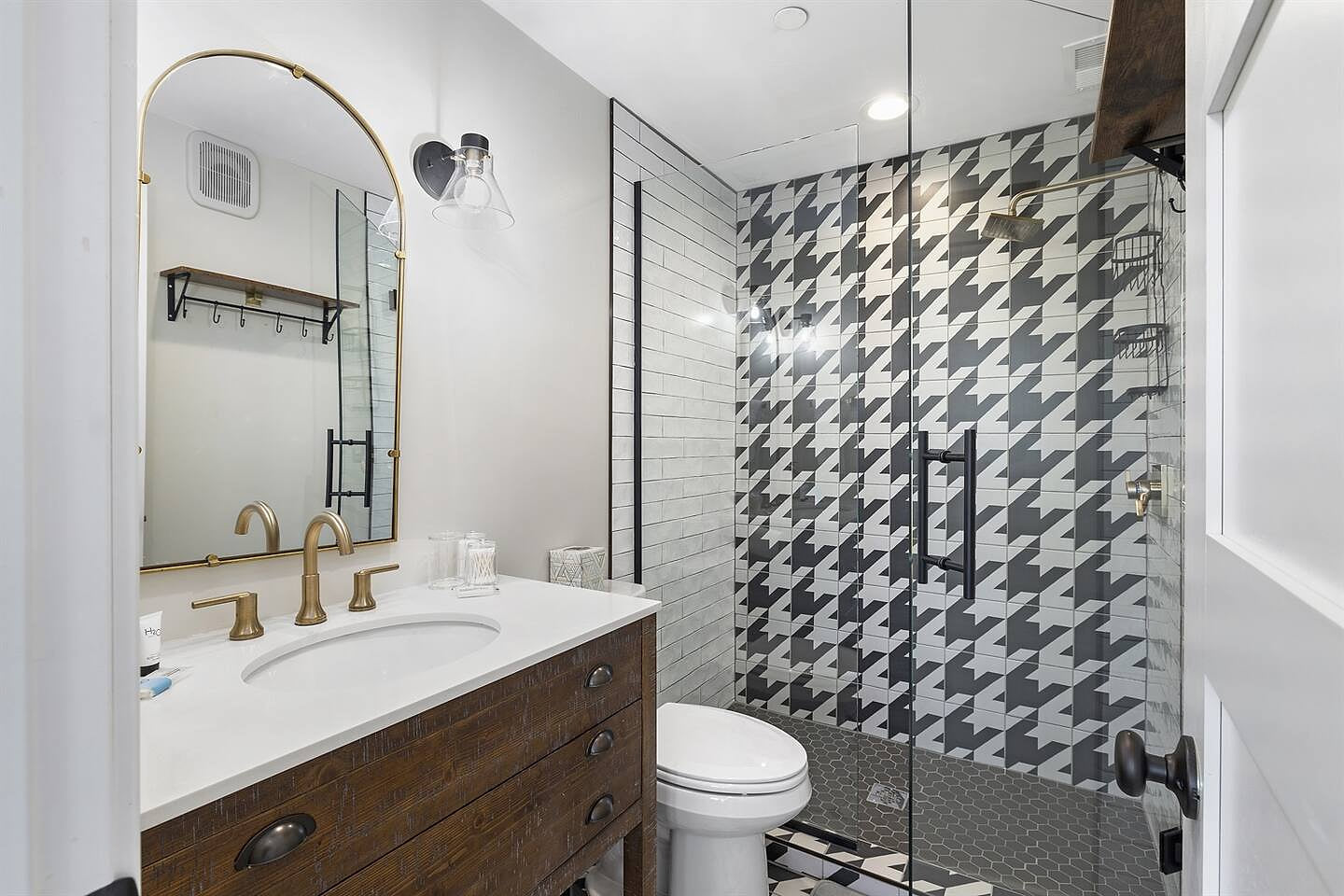 Bathroom 5 En Suite | Complimentary Toiletries