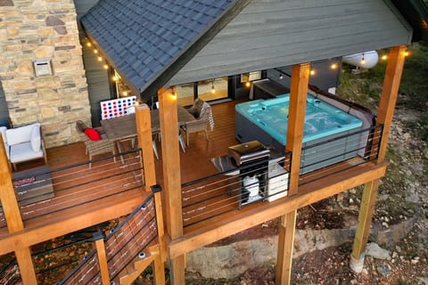 Amazing Outdoor Amenities: Hot Tub, Propane Grill / Firepit, Lounge, Games