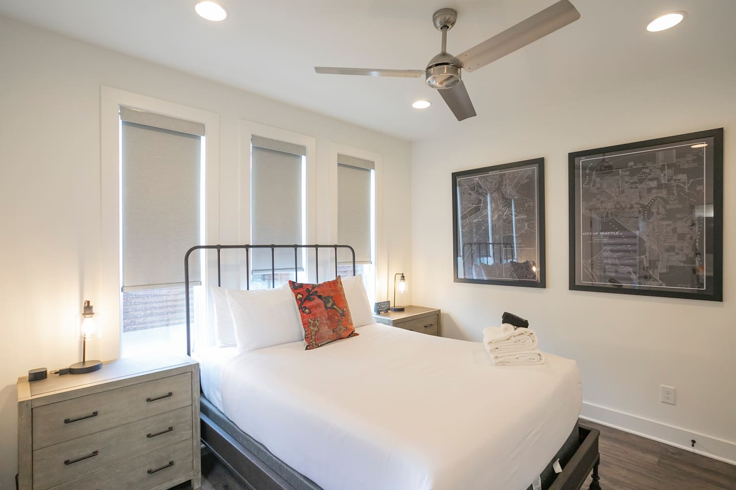 Master bedroom (queen) with en-suite bathroom and private balcony