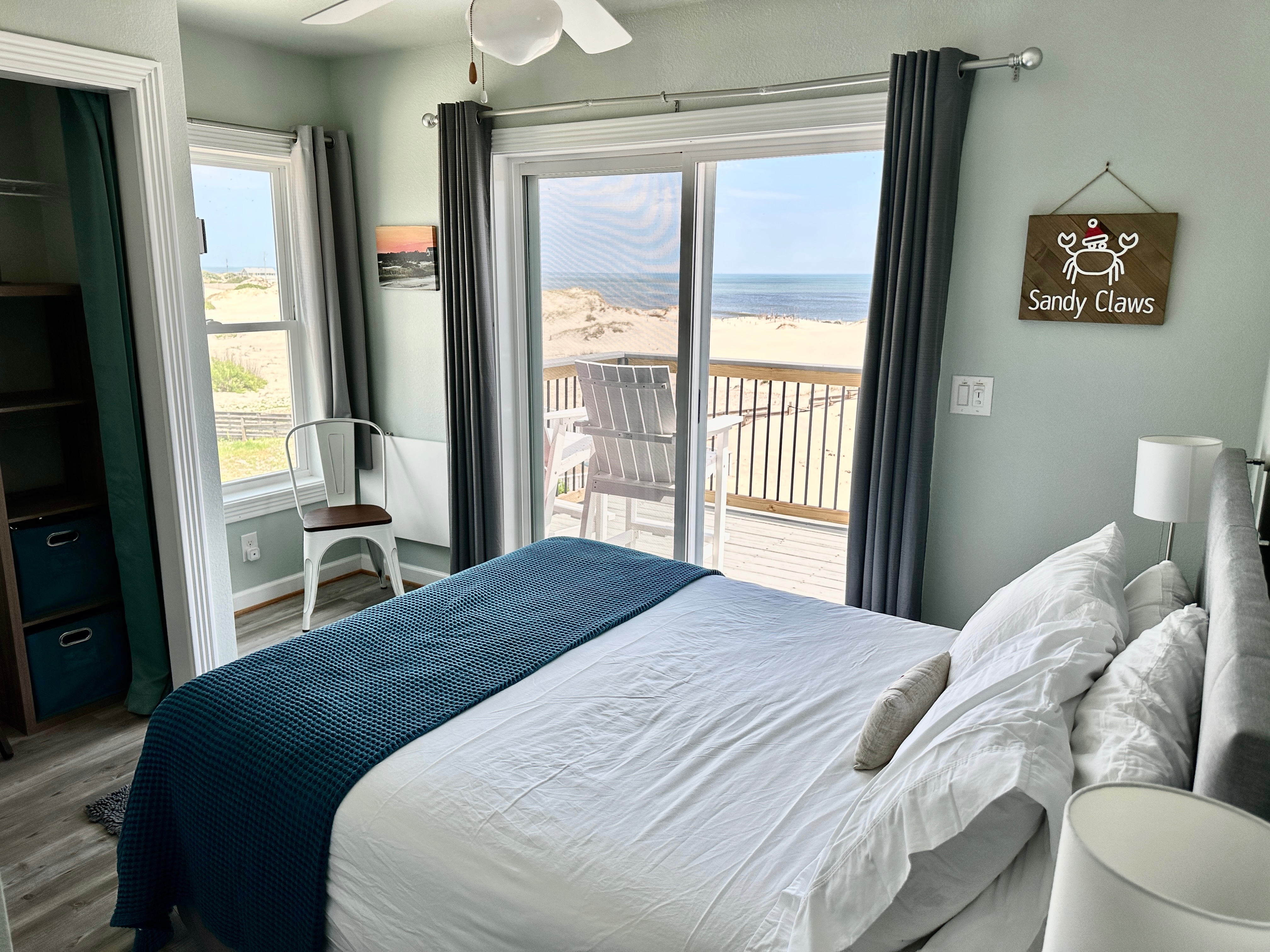 Queen Beach: water views from every point in the room. Fold up desk to the left of the slider.