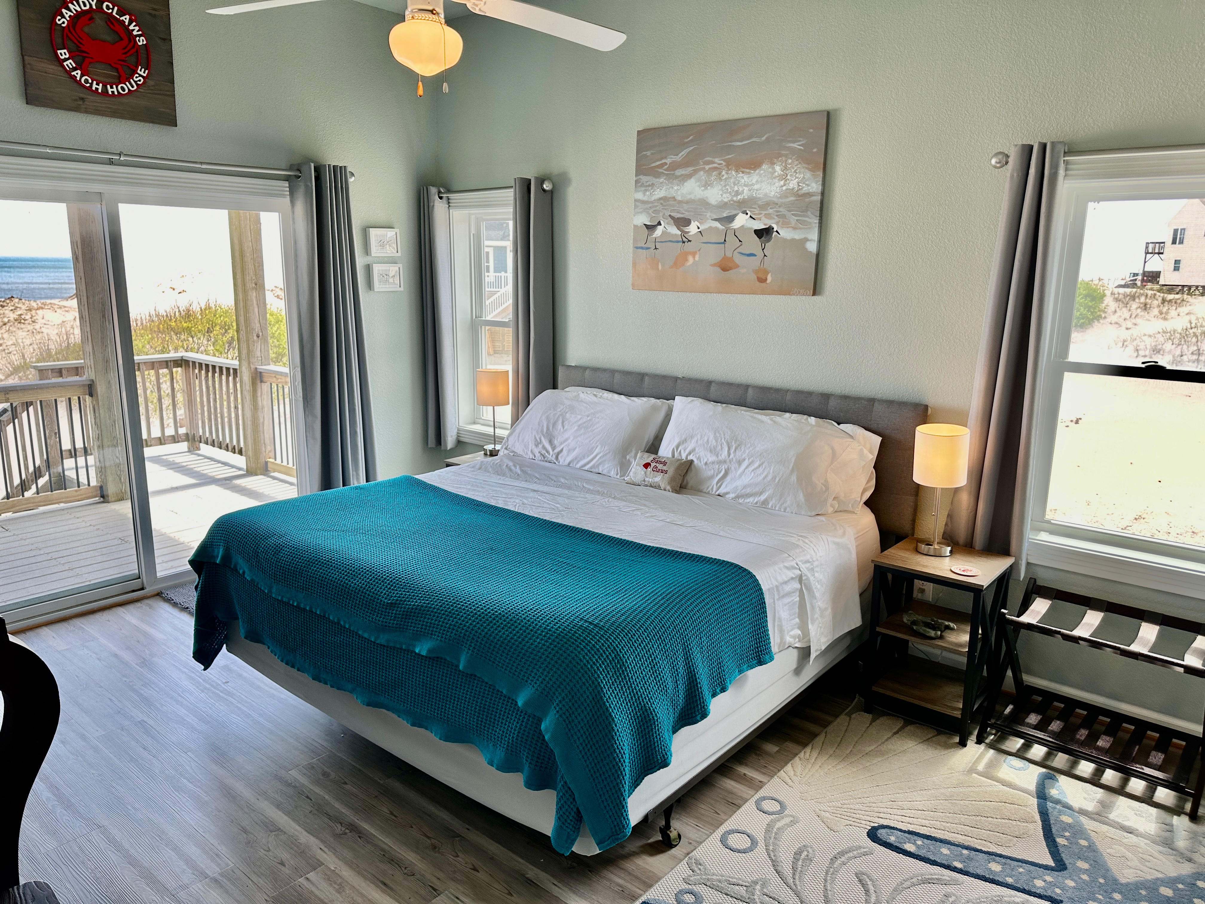 King Beach, primary en-suite on main floor. Sandy Claws Semi-Oceanfront by Wildlife Refuge