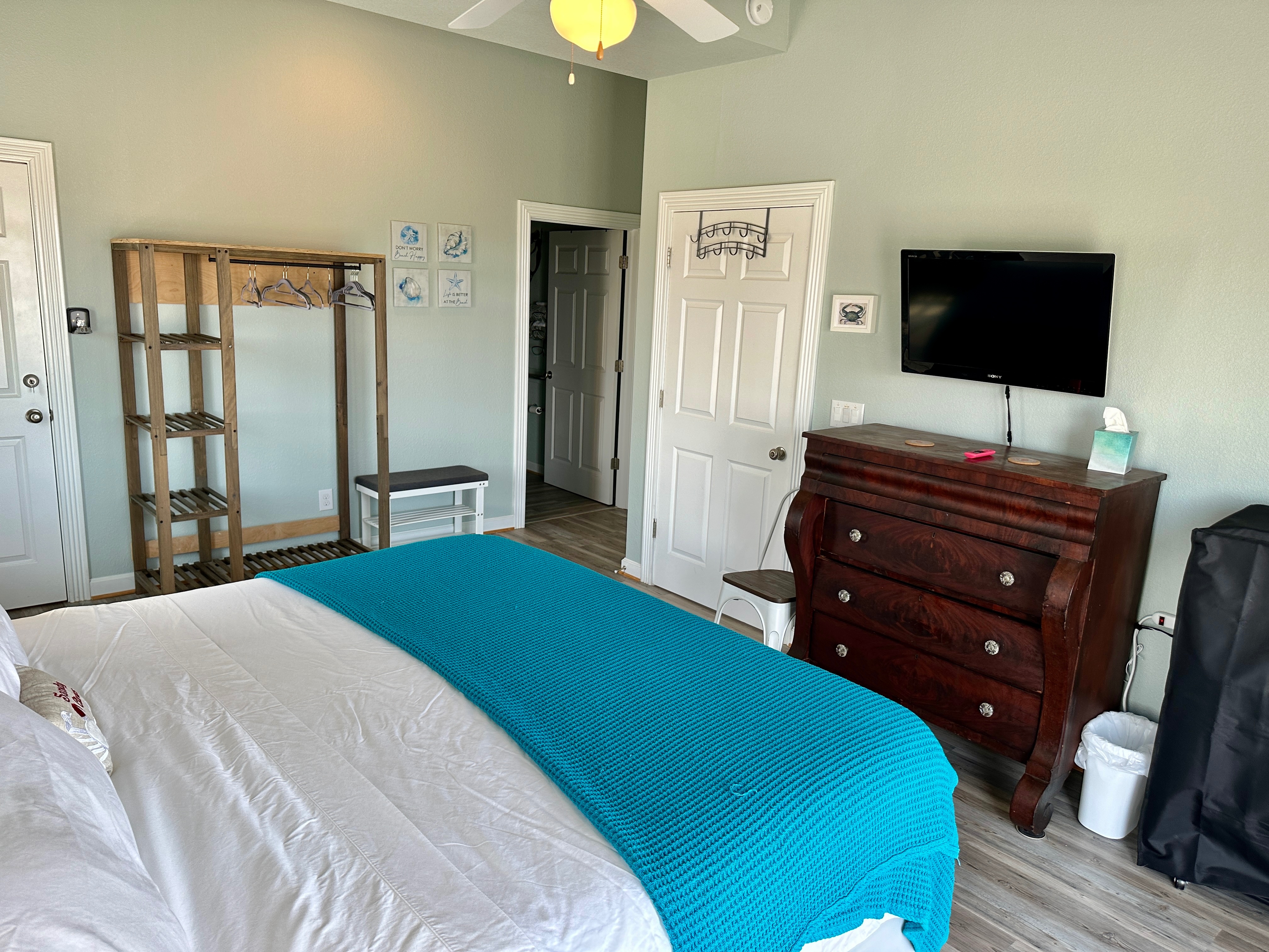 Alternate view of King Beach bedroom