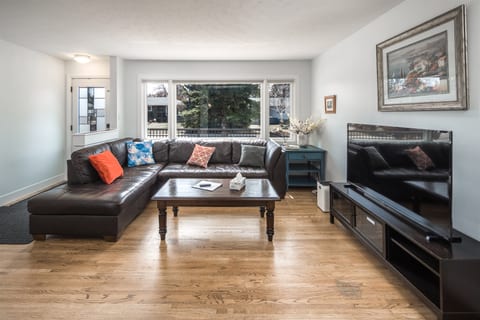 E@HOME Entire house 5BR2BA&Central by chinook mall