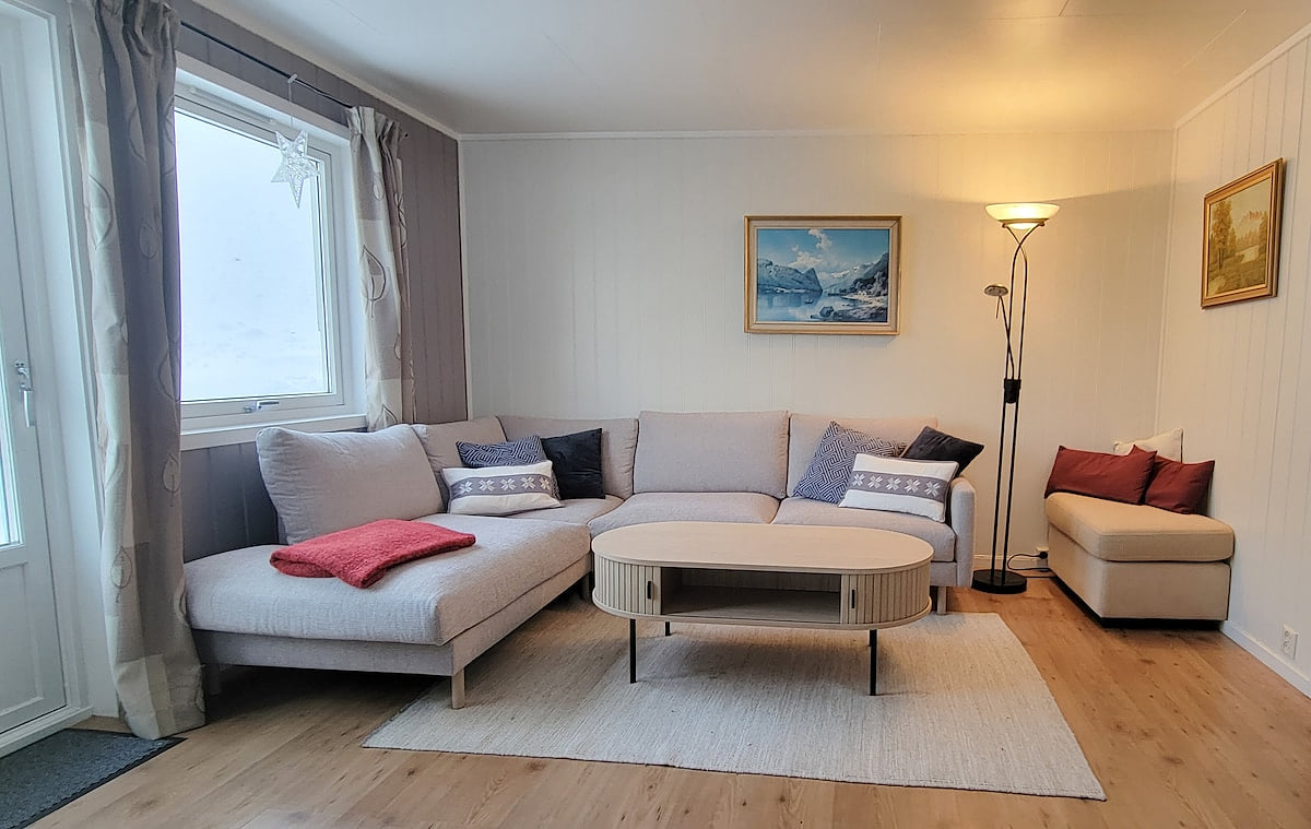 Senja Guesthouse with Sea View image 1