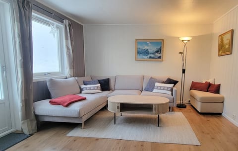 Senja Guesthouse with Sea View image 1