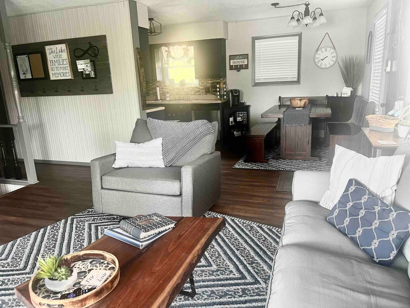 Living room and eat in kitchen - Buschwood Boat Club-Norris Lake @Springs Dock - LaFollette