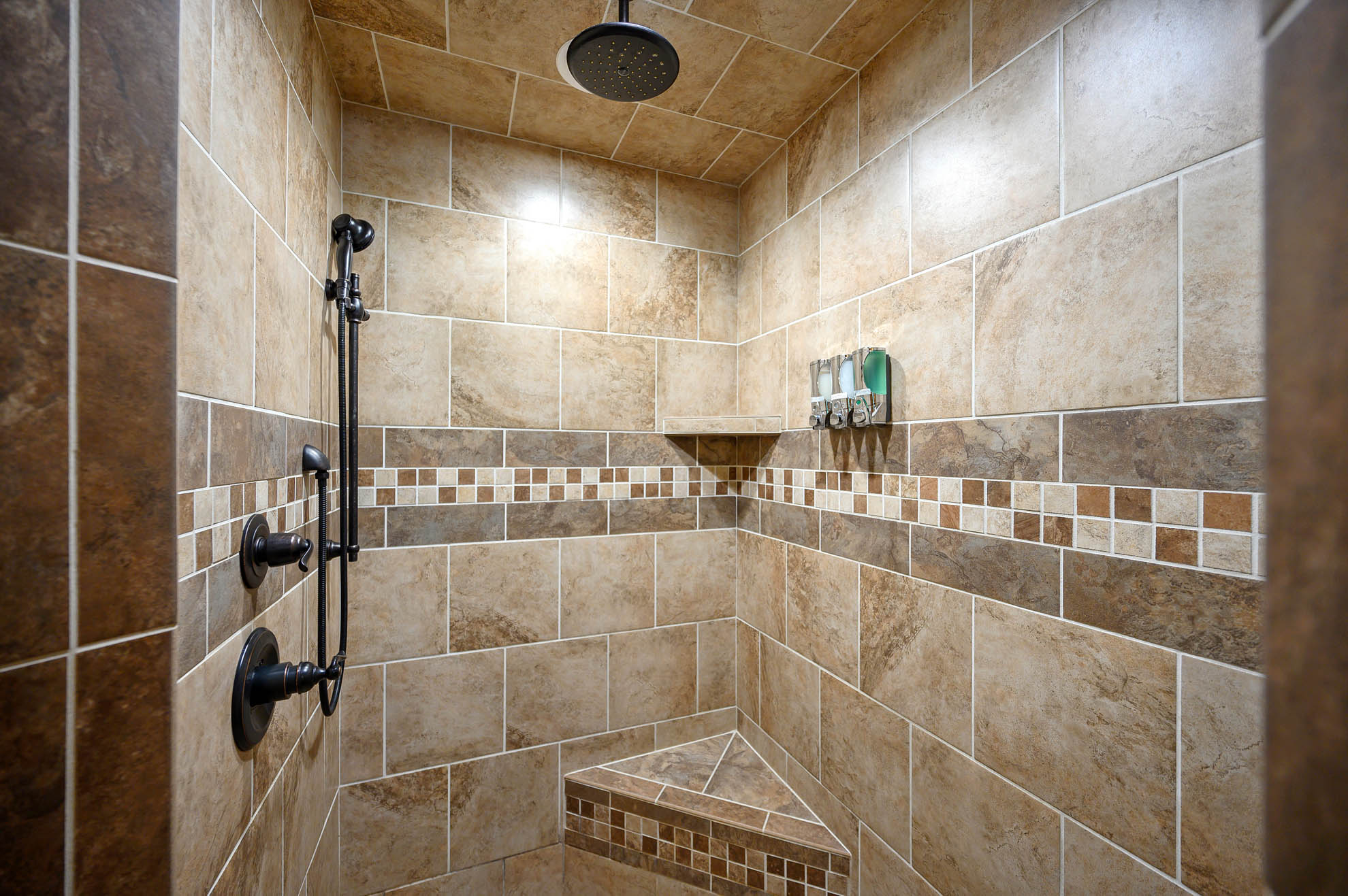 Master Bath shower with soap, shampoo and dual shower heads Master Bath shower with soap, shampoo and dual shower heads - Iron Horse Lodge - Broken Bow