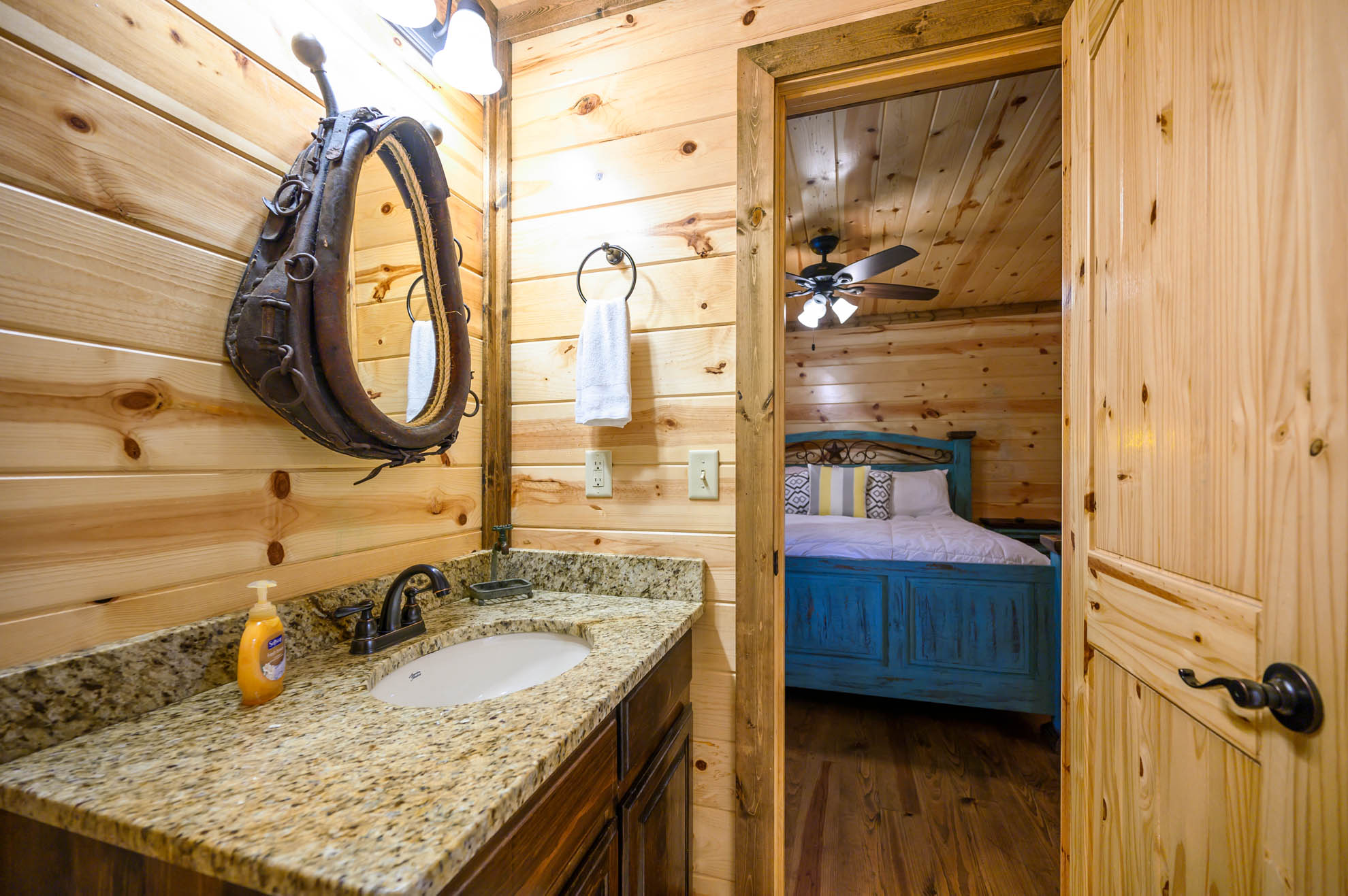 Bathroom 4 is shared beween bedroom 4 and 5 through Jack and Jill doors Bathroom 4 is shared beween bedroom 4 and 5 through Jack and Jill doors - Iron Horse Lodge - Broken Bow