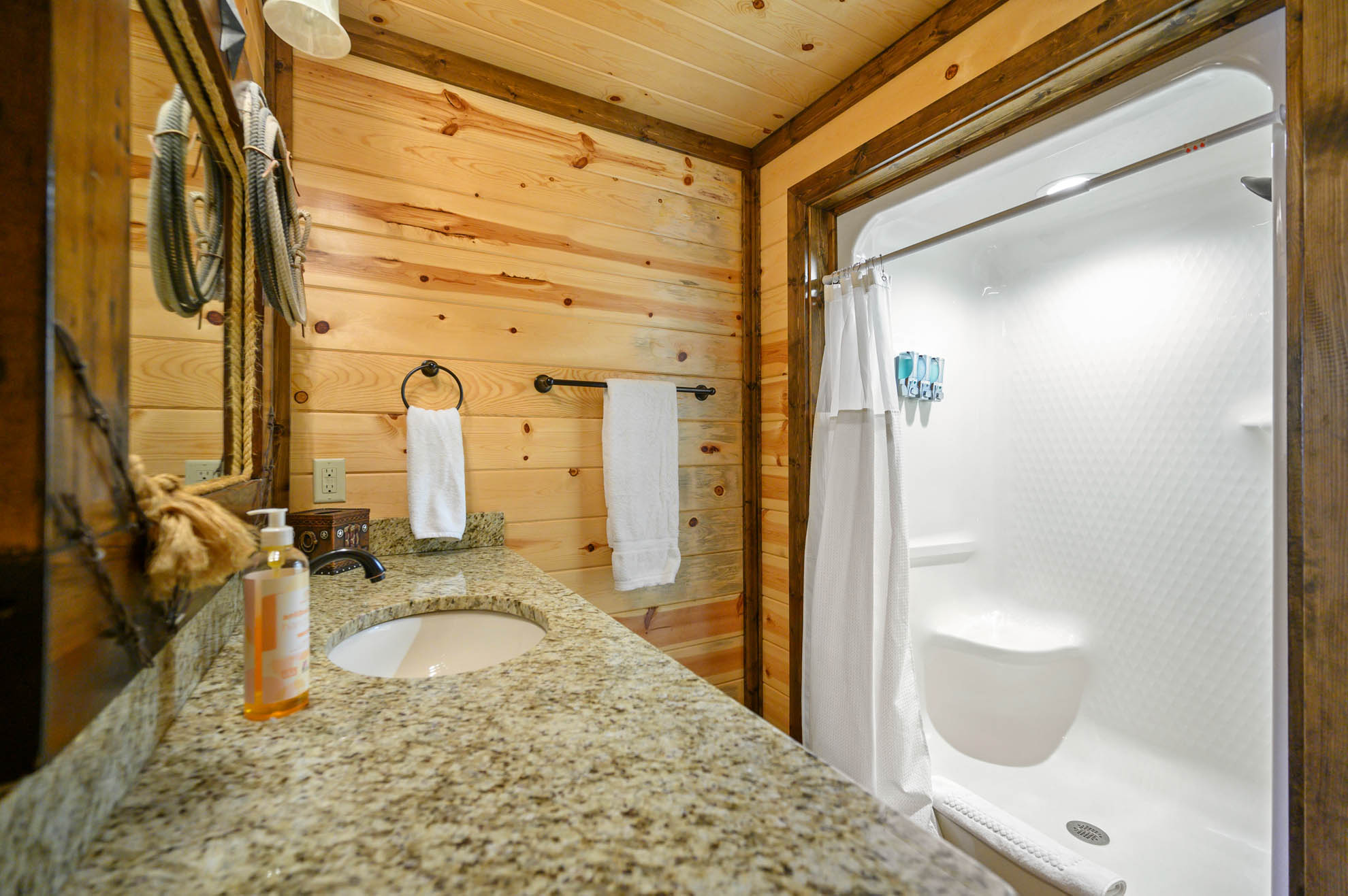 Bedroom 2 ensuite bathroom vanity Bedroom 2 ensuite bathroom vanity - Iron Horse Lodge - Broken Bow