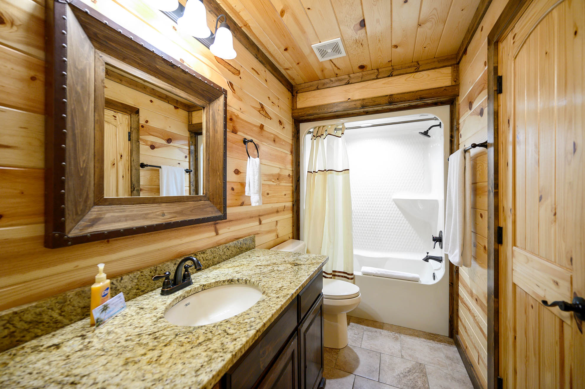 Bathroom 5 is ensuite Bedroom 6 Bathroom 5 is ensuite Bedroom 6 - Iron Horse Lodge - Broken Bow