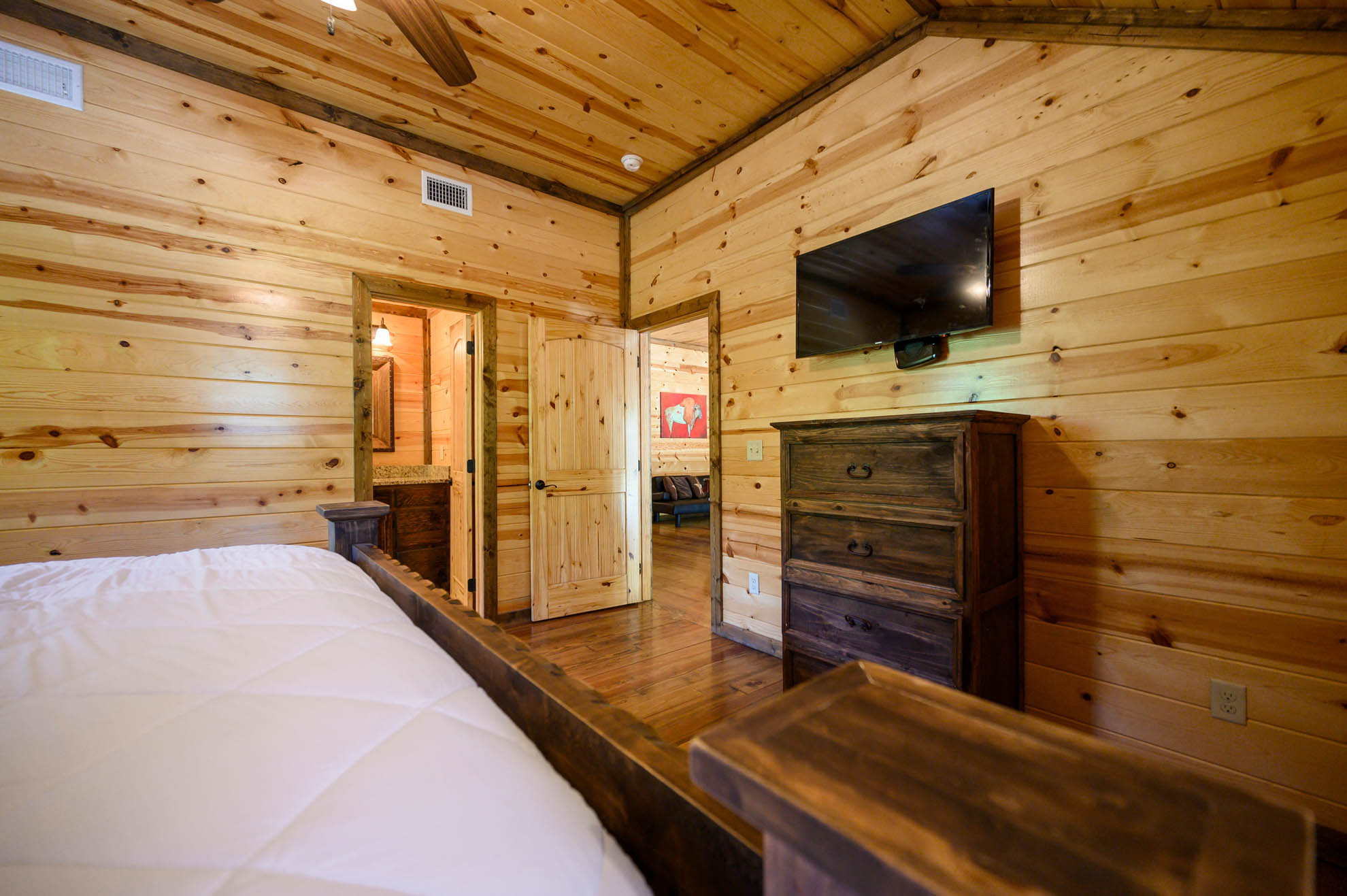 Upper level Bedroom 3 features an ensuite bathroom Upper level Bedroom 3 features an ensuite bathroom - Iron Horse Lodge - Broken Bow