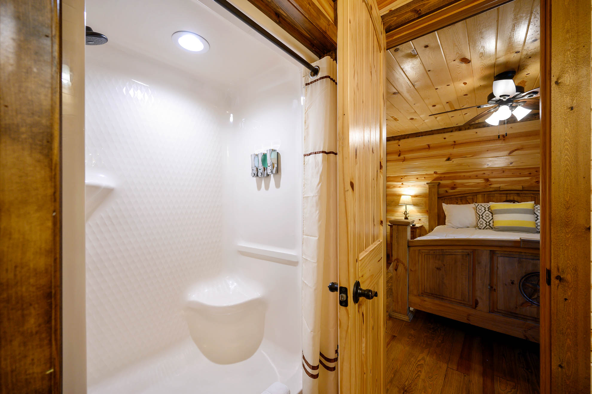 Entrance from bathroom 4 to bedroom 3 Entrance from bathroom 4 to bedroom 3 - Iron Horse Lodge - Broken Bow