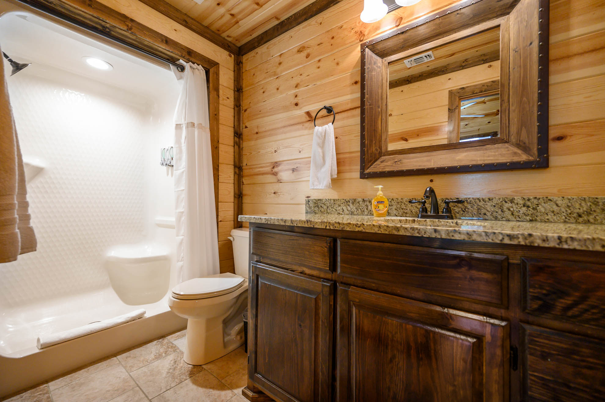 Bathroom 3 has ensuite access from bedroom 3 Bathroom 3 has ensuite access from bedroom 3 - Iron Horse Lodge - Broken Bow