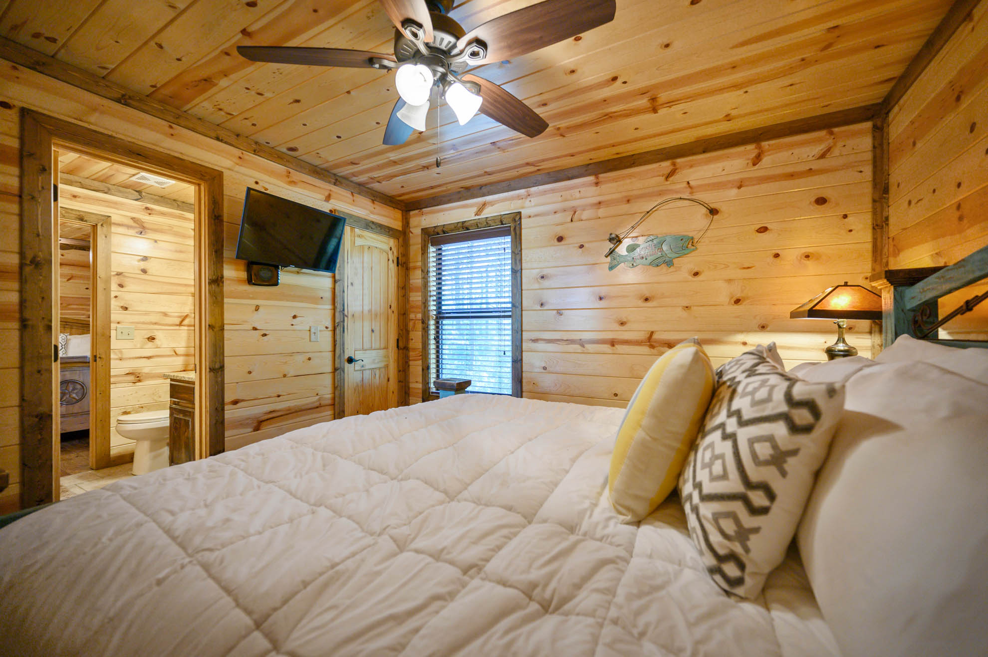 Each bedroom features a ceiling fan and smart TV Each bedroom features a ceiling fan and smart TV - Iron Horse Lodge - Broken Bow