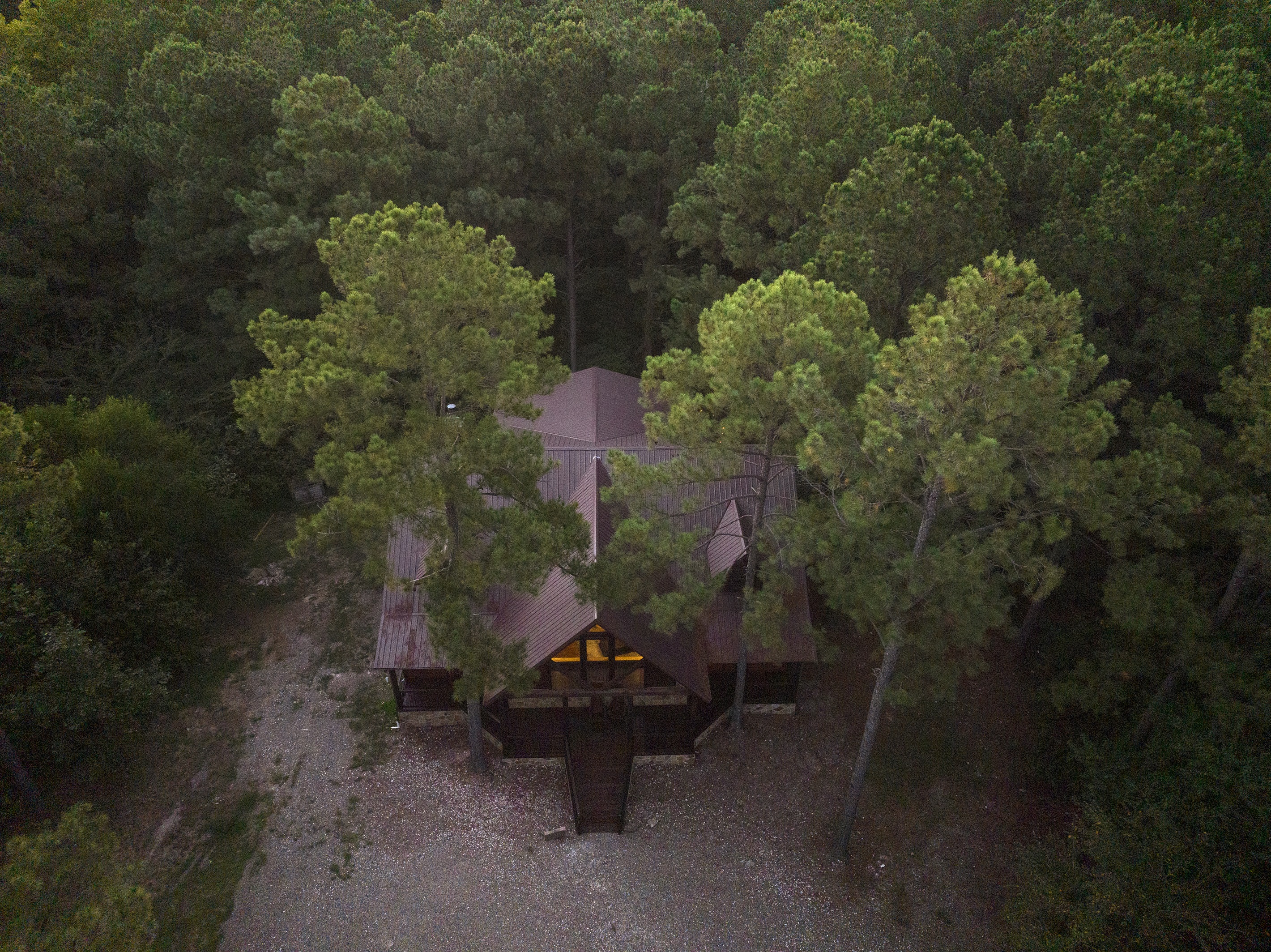 Surrounded by long pine trees in a corner lot Surrounded by long pine trees in a corner lot - Iron Horse Lodge - Broken Bow