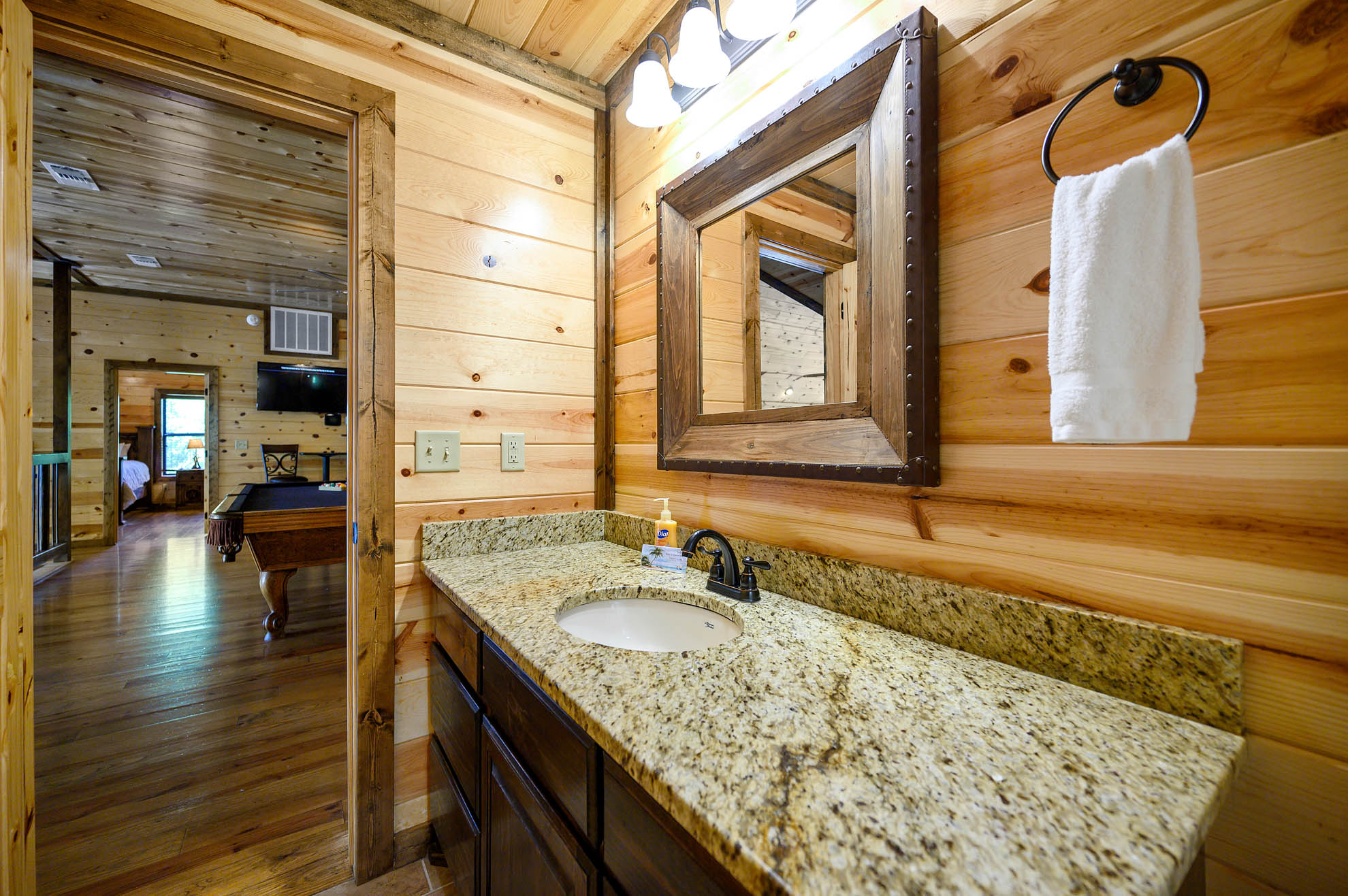 Bathroom 5 has a common entrance from the loft Bathroom 5 has a common entrance from the loft - Iron Horse Lodge - Broken Bow