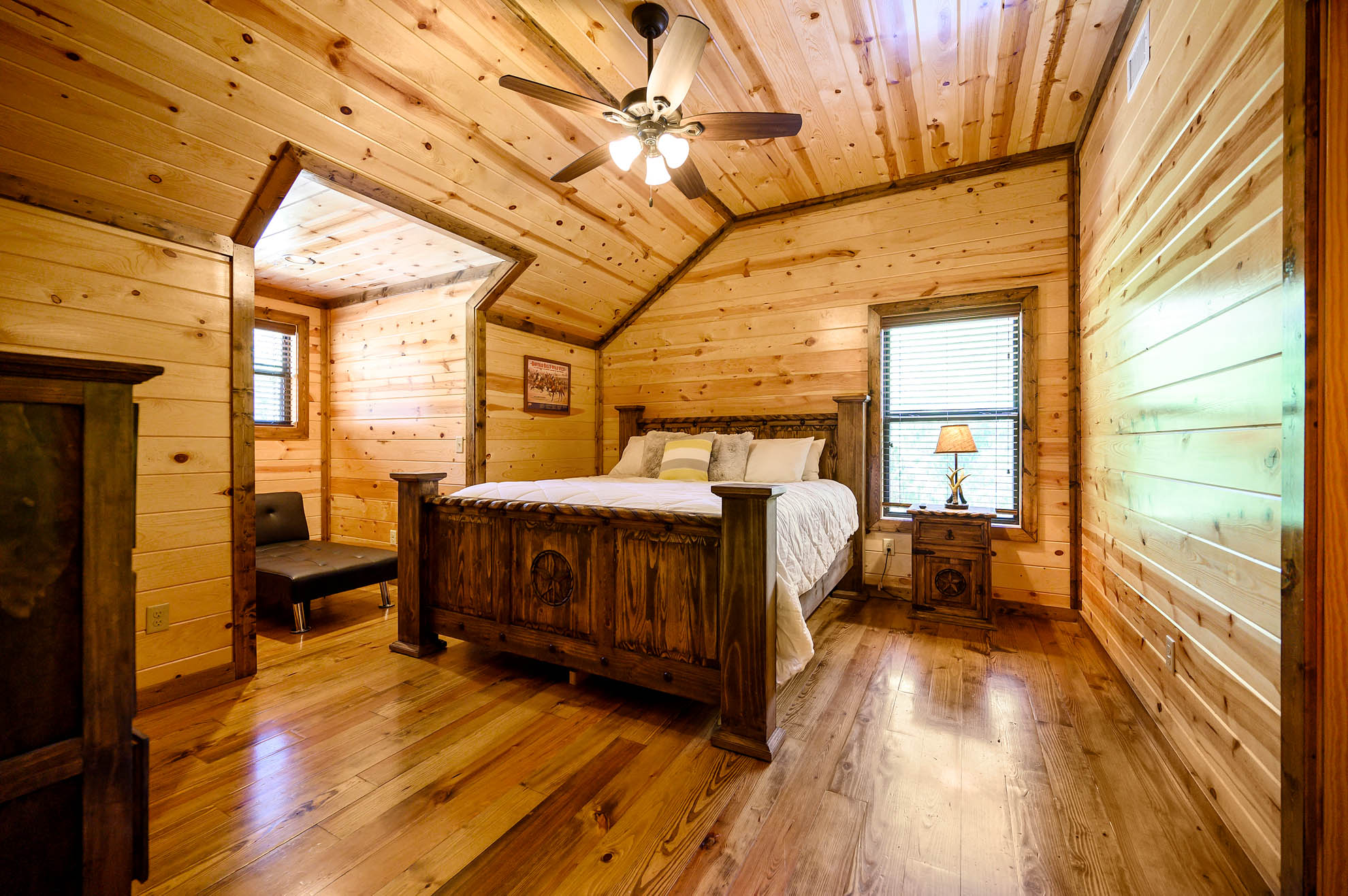 Bedroom 3 features a fan, smart TV and sleeper couch, with an ensuite bathroom Bedroom 3 features a fan, smart TV and sleeper couch, with an ensuite bathroom - Iron Horse Lodge - Broken Bow