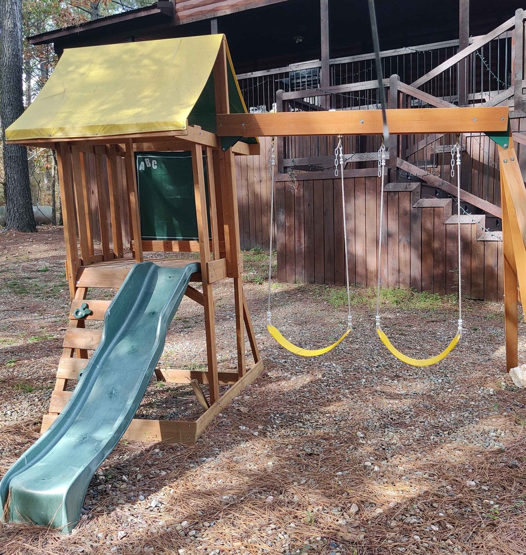 The kids can enjoy the enjoy the outdoor play set and ample playing space #KidsPlayArea The kids can enjoy the enjoy the outdoor play set and ample playing space #KidsPlayArea - Iron Horse Lodge - Broken Bow