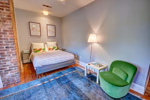 Carriage House Studio w/parking ! -Juniper