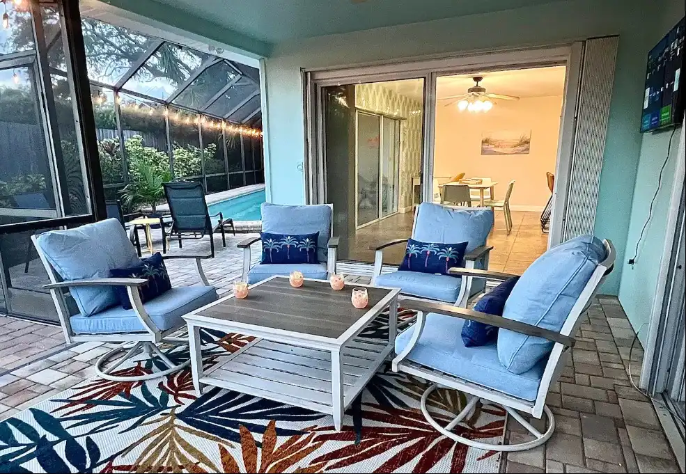 🌴Beautiful Pool Home! Beach in 6 min! Sleeps 8 🌴