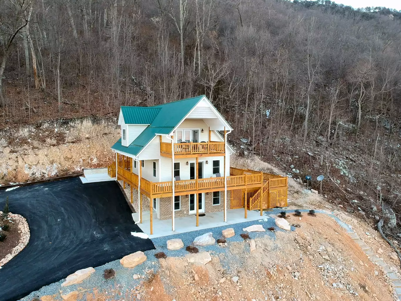 Winter drone photograph of Shenandoah Manor adjacent to George Washington National Forest - Shenandoah Manor - Luray
