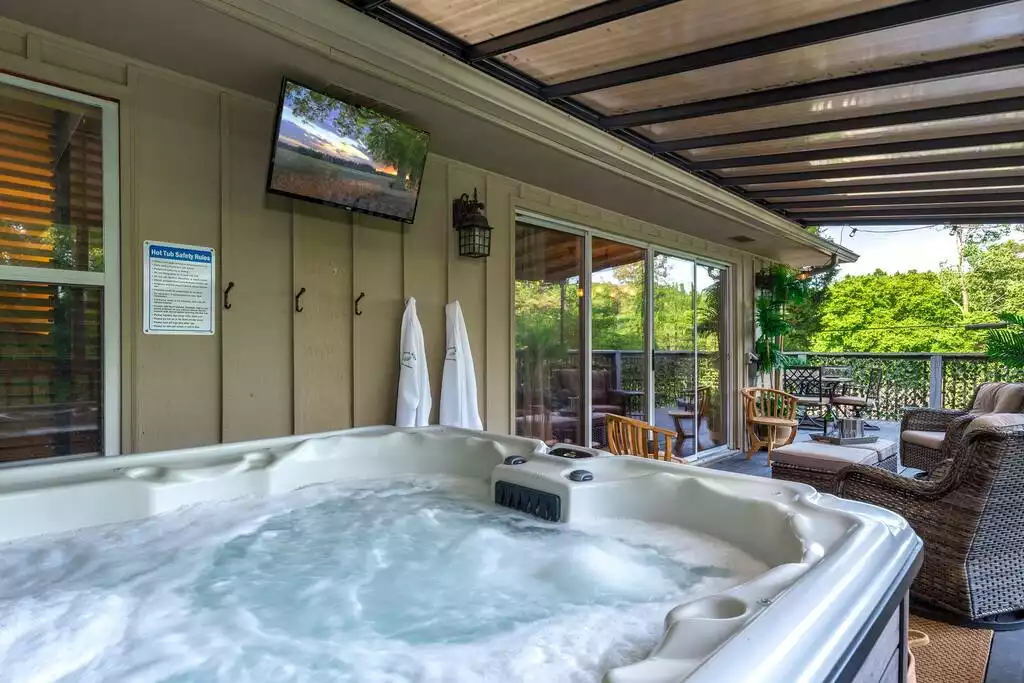 Relax and watch the morning news while you sip coffee on the back deck. Relax and watch the morning news while you sip coffee on the back deck. - Selah Way Cottage*10mins UT*2kitchen hottub*arcade - Knoxville