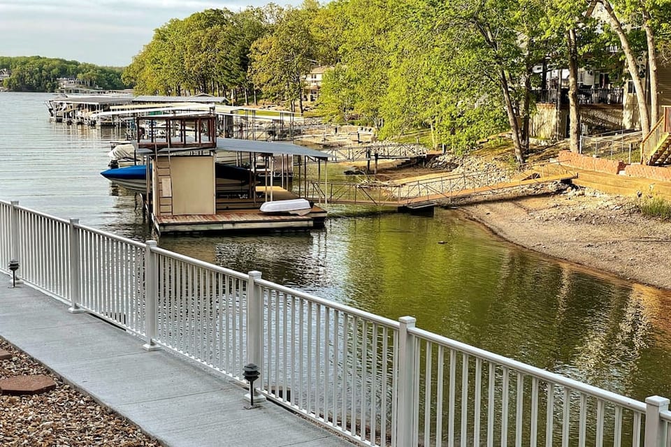 NO STAIRS! Lakefront! Pool! On Water! Sleeps 4! - Osage Beach