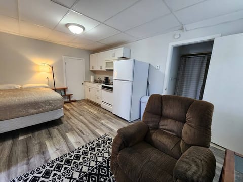 Studio Apartment near downtown Huron