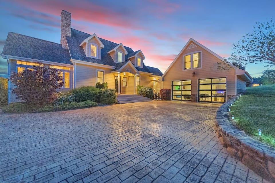 Spacious 3700sq ft home w/ views, pool, jacuzzi, game room, movie room, sunroom, firepit and much more