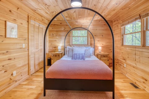Hazel's Haven * Serene Mountain Views * Hot Tub