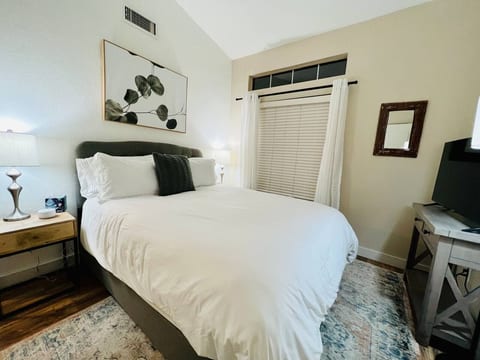 On HGTV! Private Pool, Game Room, Great Location!