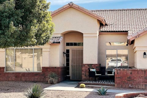 Picture of the front of the house. This beautiful home is in a well manicured neighborhood with mature landscaping and great neighbors. Close to Scottsdale, Phoenix, Downtown Gilbert, Spring Training, nightlife, restaurants, shopping, bars, airport.