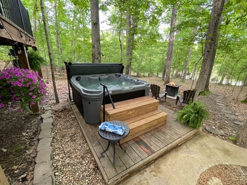 Lakefront chalet; hot tub, dock, firepit, pool