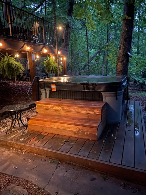 Lakefront chalet; hot tub, dock, firepit, pool