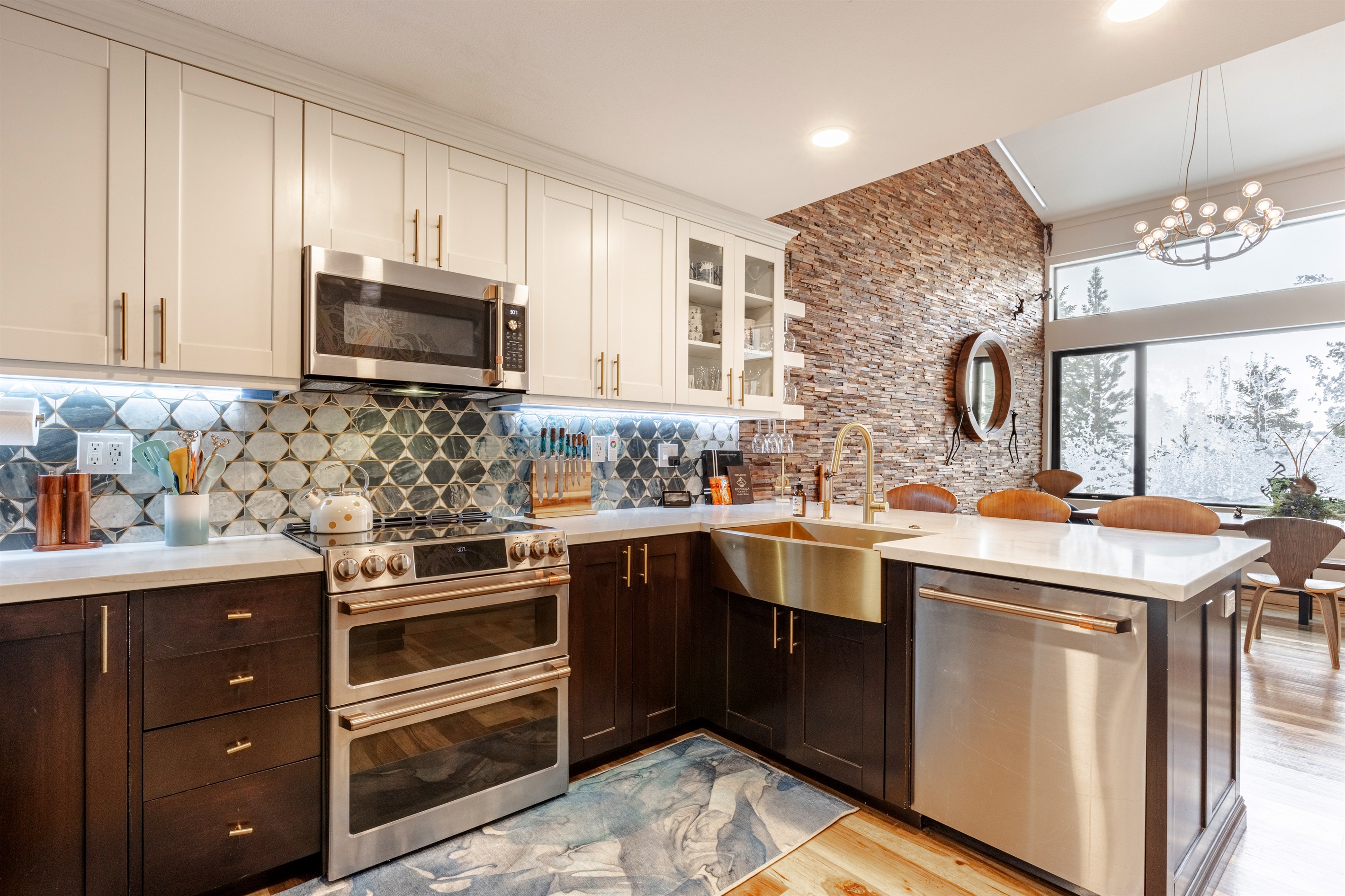 Chef's kitchen w/ premier appliances