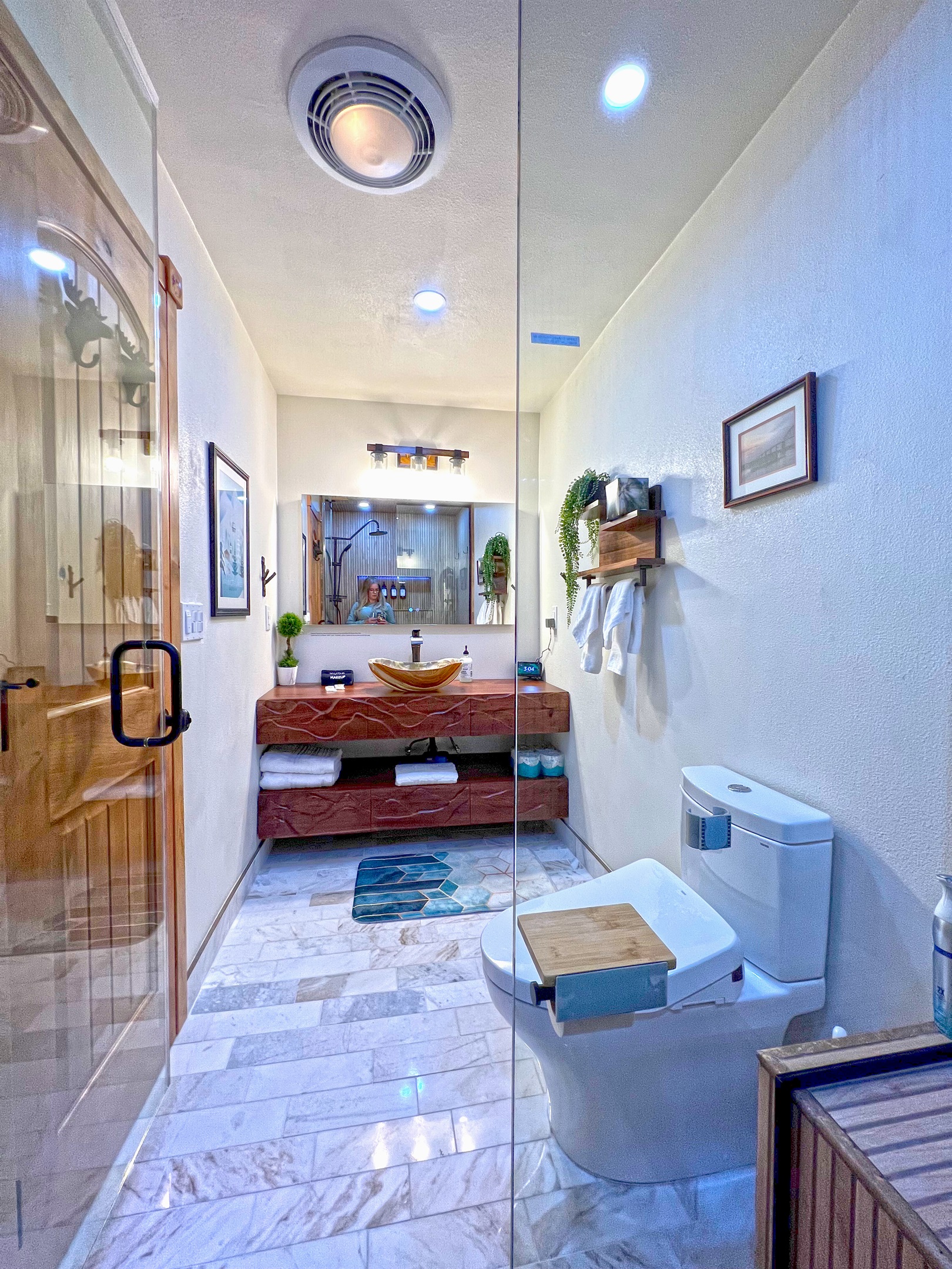 Bathroom 1 Bidet, Steamroom, Light therapy, music for a full spa experience