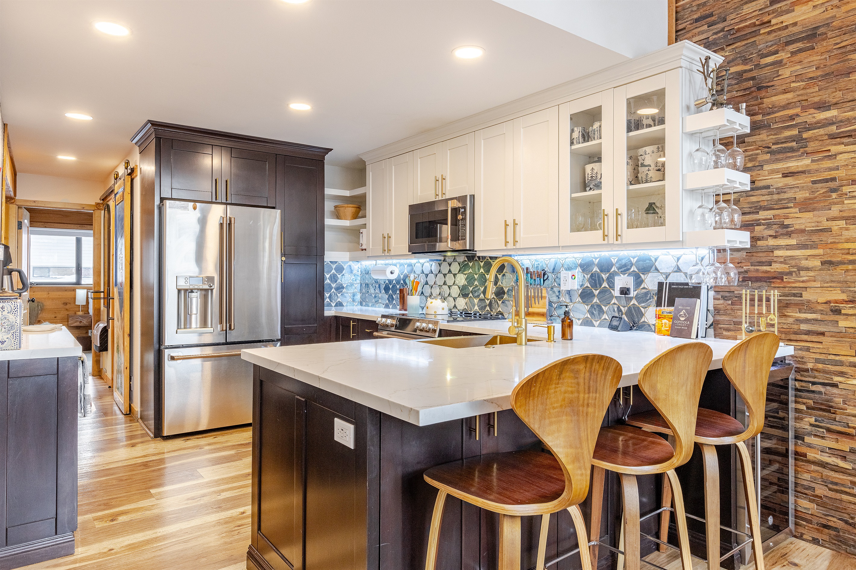 Chef's kitchen w/ premier appliances