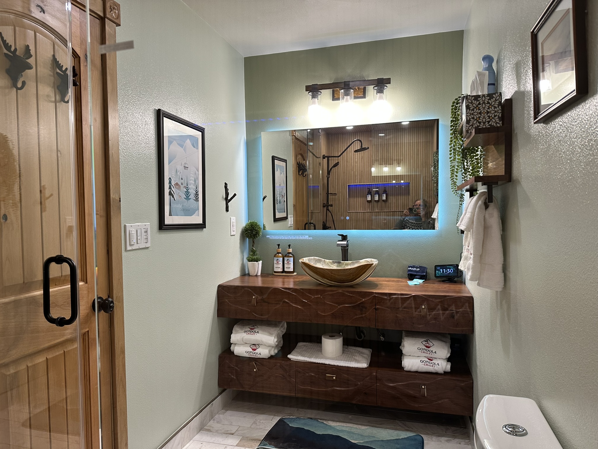 Bathroom 1 Bidet, Steamroom, Light therapy, music for a full spa experience